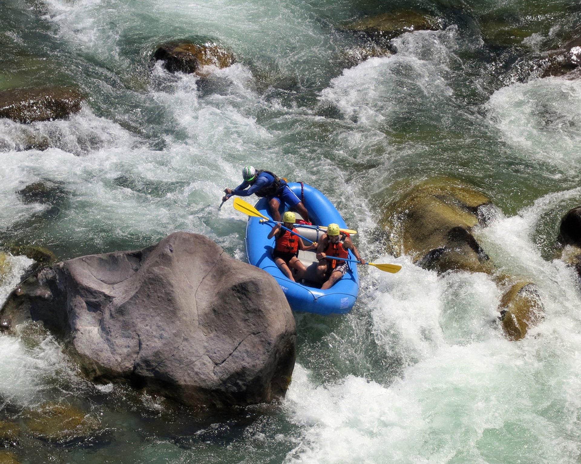 Rafting e kayak di acqua bianca