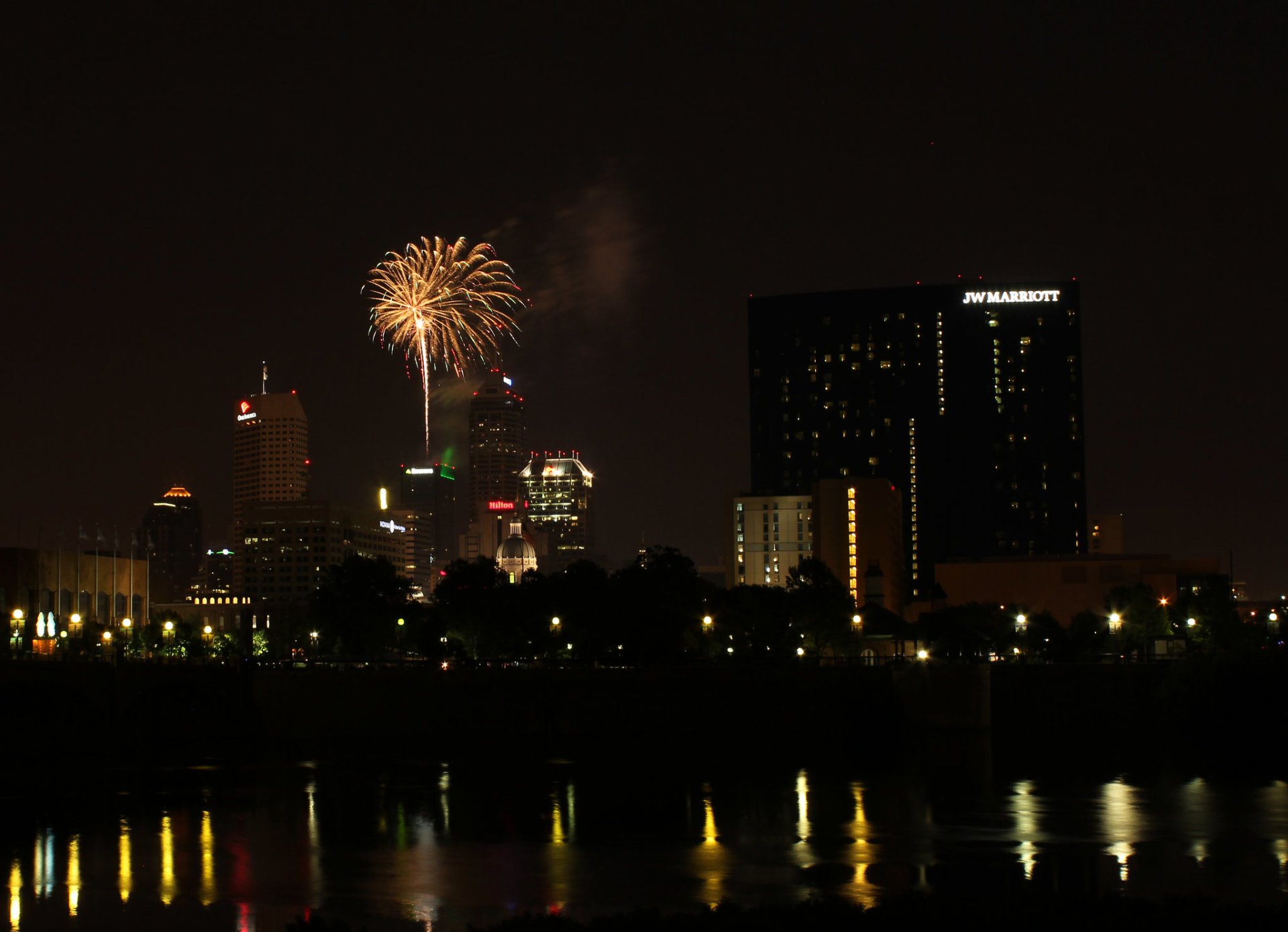 Pessoas se reúnem para assistir aos fogos de artifício no