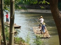 Bamboo Rafting während der Trockenzeit