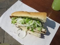 Sándwich de pescado (Balık-ekmek)