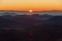 Sonnenaufgang oder Sonnenuntergang auf dem Berg Sinai