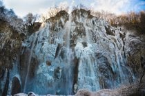 Cascades congelées dans les lacs de Plitvice