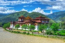 Bénédiction pour la fertilité dans le monastère de Chimi Lhakhang