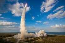 Lançamento do foguete no Centro Espacial Kennedy
