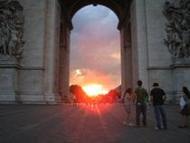 O pôr do sol no Arco do Triunfo