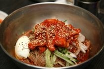 Noodles di Naengmyeon freddo nel giorno più freddo
