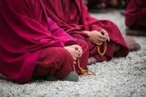 Débats de monk au monastère de Sera