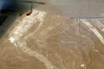 Das Fliegen über die Nazca-Linien während der Trockenmonate
