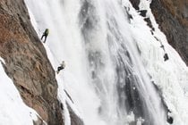 Klettern auf den gefrorenen Montmorency Falls