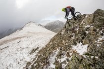Montanha de inverno ciclismo