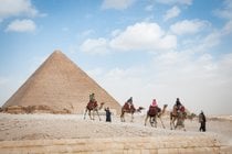 Camel equitação em Giza no clima agradável