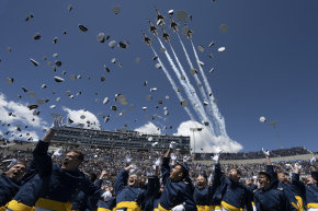USAFA Graduation: Thunderbirds fliegen über