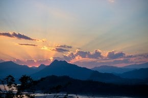 Sonnenuntergang auf dem Berg Phou Si