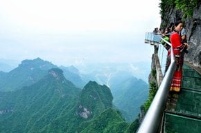 Route de planches de verre à la montagne Tianmen