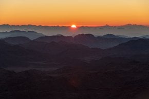 Lever du soleil ou coucher du soleil sur le mont Sinaï