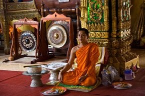 Meditation während buddhistischer Feiertage