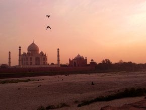 Sorgere e tramonto vicino Taj Mahal