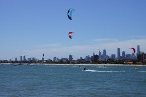 Kitesurfing a St Kilda Beach
