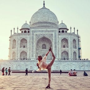 Lezioni di yoga di fronte a Taj Mahal