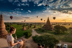 Voo de balão de ar quente sobre Bagan