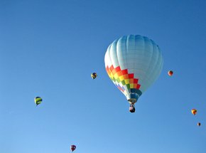 Heißluftballonfahren im Sonnenuntergang