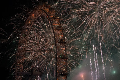Biglietto D'Auguri Per Il Capodanno Con Fuochi D'Artificio E Paillettes – Monumenti Del Mondo (Parigi, New York, Londra, Pisa) – Con Busta Inclusa – AFIE
