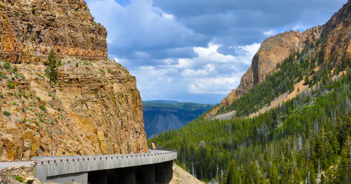 Touring the Grand Loop in Yellowstone National Park - Best Time